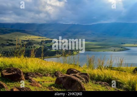 Drakensberger Berghang und Glockenturm Staudamm um Cathkin Peak Stockfoto