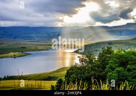 Sonneneinstrahlung und Sonnenstrahlen über den Maloti Drakensberg und dem Glockenturm im KZN Stockfoto