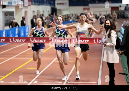 Geordie Beamish (NZL) feiert, nachdem er Cooper Teare (USA) und Cole Hocker (USA) besiegt hat, um die 3.000 m in einem nationalen Rekord von 7:39,5 bei den 114. Millrose Games in The Armory am Samstag, 29. Januar 2022 in New York zu gewinnen. (David Hicks/Bild des Sports) Stockfoto