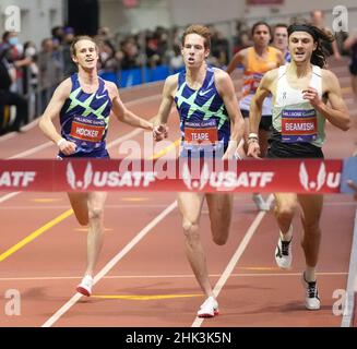 Geordie Beamish (NZL) feiert, nachdem er Cooper Teare (USA) und Cole Hocker (USA) besiegt hat und 114 in einem nationalen Rekord von 7:39,5 gewonnen hat Stockfoto