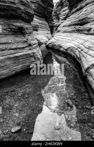 USA, Arizona. Schwarzweiß-Bild. Reflexionen im Matkatamiba Canyon, Grand Canyon National Park. Stockfoto