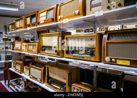Schweden, Vattern-See, Motala, Motala Motor Museum, antike Radios Stockfoto