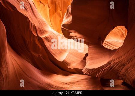 Slickrock-Formationen im unteren Antelope Canyon, Navajo Indian Reservation, Arizona, USA. Stockfoto