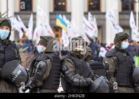 Kiew, Ukraine. 01st. Februar 2022. Die Bereitschaftspolizei schaut zu, wie Demonstranten vor Regierungsgebäuden demonstrieren, während sie gegen die fehlenden Geschäftsmöglichkeiten durch die Coronavirus-Sperre protestieren.Mitglieder von Save FOP (Individual Entrepreneurs) Die Organisation demonstrierte im Zentrum von Kiew in einem Anti-Lockdown-marsch trotz steigender Spannungen mit Russland, als Russland mehr than100 Soldaten an der ukrainischen Grenze massierte und der Westen befürchtet, in die Ukraine eingedrungen zu sein. (Foto von Dominika Zarzycka/SOPA Images/Sipa USA) Quelle: SIPA USA/Alamy Live News Stockfoto