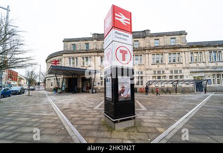 Swansea Bahnhof Gebäude. Eingangsschild des Bahnhofs. Wales, Vereinigtes Königreich - 16. Januar 2022 Stockfoto