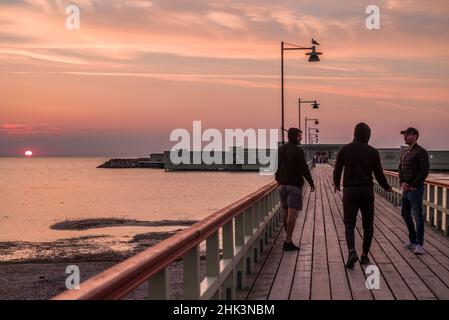 Schweden, Scania, Malmö, Riberborgs Strandbereich, Anlegestelle bei Sonnenuntergang Stockfoto