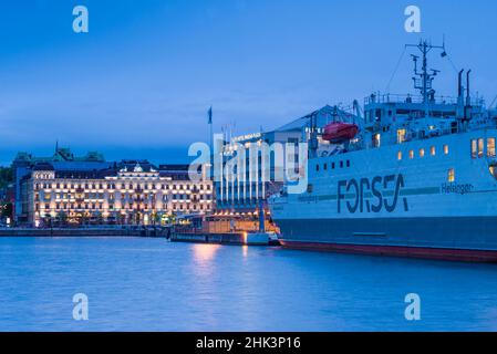 Schweden, Scania, Helsingborg, Blick vom Hafen auf die Stadt, Abenddämmerung Stockfoto
