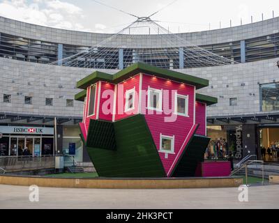 Das Upside Down House, eine Besucherattraktion in Milton Keynes, Buckinghamshire, Großbritannien Stockfoto