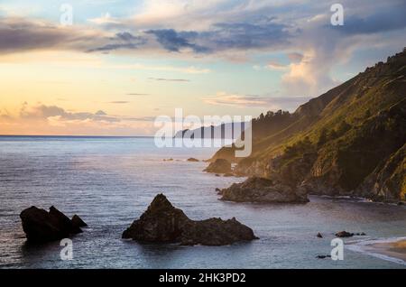 Coastal Cliffs at Sunset, Julia Pfeiffer Burns State Park, Big Sur, Kalifornien, USA Stockfoto
