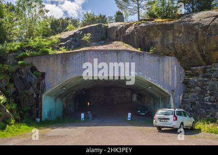 Schweden, Vastragotland und Bohuslan, Göteborg, das Aeroseum, eine ehemalige unterirdische Kampfjetbasis, die während des Kalten Krieges unter Felsen gebaut wurde, Eingang Stockfoto