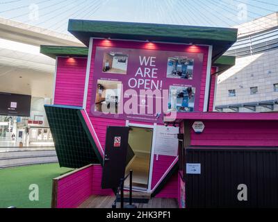 Das Upside Down House, eine Besucherattraktion in Milton Keynes, Buckinghamshire, Großbritannien Stockfoto