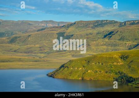 Drakensberger Berghang und Glockenturm Staudamm um Cathkin Peak Stockfoto