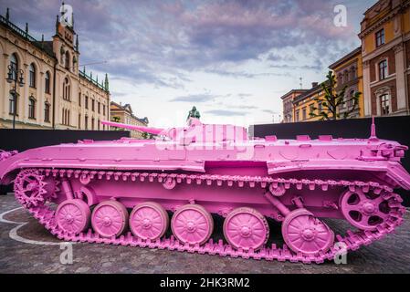 Schweden, Narke, Orebro, Pink Tank, ehemaliger BMP-1-Panzer aus dem sowjetischen Block, vom tschechischen Künstler David Cerny pink lackiert als Symbol für den Orebro Open Ar Stockfoto