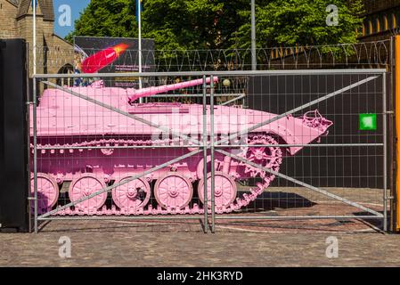 Schweden, Narke, Orebro, Pink Tank, ehemaliger BMP-1-Panzer aus dem sowjetischen Block, vom tschechischen Künstler David Cerny pink lackiert als Symbol für den Orebro Open Ar Stockfoto