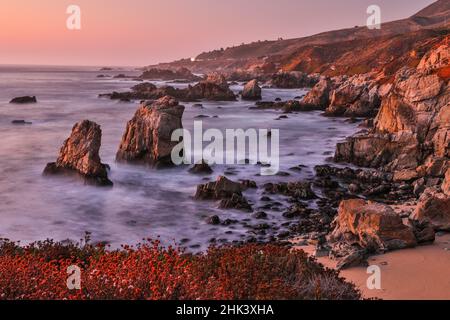 USA, Kalifornien, Garrapata State Park, Blick auf die Küste Richtung Sonnenuntergang Stockfoto