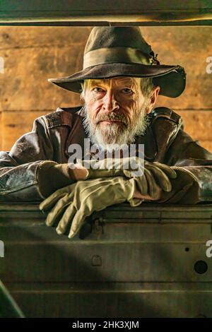 Latah, Staat Washington, USA. Porträt eines Mannes in Lederjacke und Cowboyhut in seiner Scheune. (Nur Für Redaktionelle Zwecke) Stockfoto