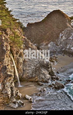 USA, Kalifornien, Julia Pfeiffer State Park, McWay Cove Wasserfall Stockfoto