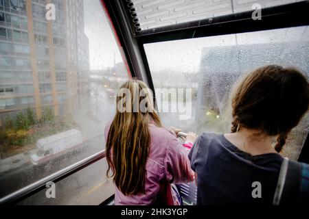 Roosevelt Island, ein Akronismus in New York, wurde in den letzten 35 Jahren vom Staat geführt. Jetzt öffnet sich das soziale Experiment für die Privatisierung. Stockfoto