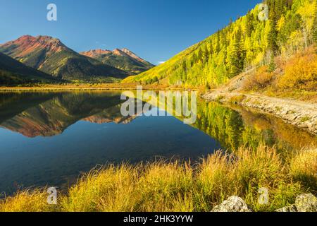 USA, Colorado, San Juan Mountains. Crystal Lake Reflexion im Herbst. Kredit als: Cathy & Gordon Illg / Jaynes Gallery / DanitaDelimont.com Stockfoto
