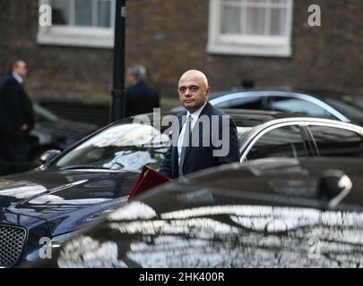 Downing Street, London, Großbritannien. 1. Februar 2022. Der Abgeordnete Sajid Javid, Staatssekretär für Gesundheit und Soziales, kommt in der Downing Street zu einer wöchentlichen Kabinettssitzung an. Kredit: Malcolm Park/Alamy Stockfoto