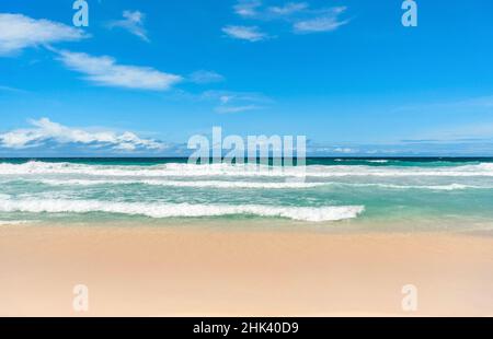 Leerer tropischer Sandstrand mit türkisfarbenem Meer Stockfoto