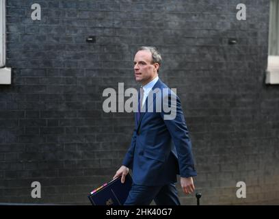 Downing Street, London, Großbritannien. 1. Februar 2022. Dominic Raab MP, stellvertretender Premierminister, Lordkanzler, Staatssekretär für Justiz, in der Downing Street zu wöchentlichen Kabinettssitzung. Kredit: Malcolm Park/Alamy Stockfoto