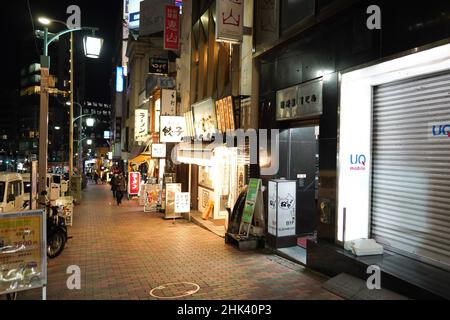 Tokio. 1st. Februar 2022. Das am 1. Februar 2022 aufgenommene Foto zeigt Menschen mit Gesichtsmasken, die auf einer Straße in Tokio, Japan, spazieren gehen. Am Freitag meldete Japan 81.811 neue Infektionsfälle, wobei allein Tokio 17.631 meldete und damit erneut neue Rekorde aufstellte. Quelle: Zhang Xiaoyu/Xinhua/Alamy Live News Stockfoto