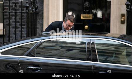 Downing Street, London, Großbritannien. 1. Februar 2022. Simon Clarke MP, Chief Secretary of the Treasury, verlässt die Downing Street 10 nach einer wöchentlichen Kabinettssitzung. Quelle: Malcolm Park/Alamy Live News. Stockfoto