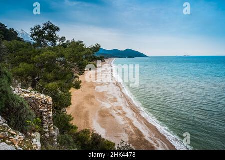 Luftaufnahme des Strandes von Cirali von den antiken Ruinen von Olympos, Antalya, Türkei. Sommer- und Urlaubskonzept. Stockfoto