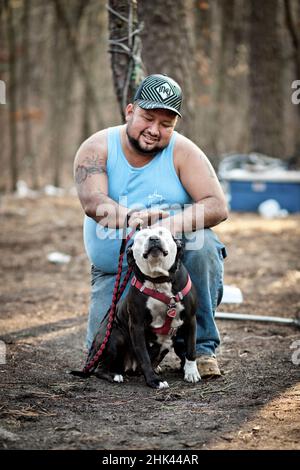 Bis 2014 war Lakewood Tent City die Heimat von etwa zwanzig Menschen, die sonst obdachlos wären. Im Juli 2014 wurden die Bewohner gewaltsam vertrieben und die provisorischen Zelte und Hütten abgerissen. Joey (im Bild) wurde in ein provisorisches Haus verlegt. Er leidet an Diabetes und verlässt sich auf Almosen. Der Hund Petey wurde von der Polizei angeschossen, als sie das Lager leerten. Stockfoto