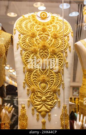 Massive goldene Zierkette in Dubai Gold Souk, Dubai, Vereinigte Arabische Emirate. Stockfoto