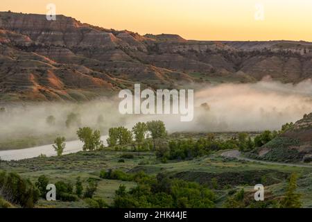 Nebliger Sonnenaufgang über dem Little Missouri River im Theodore Roosevelt National Park, North Dakota, USA. Stockfoto