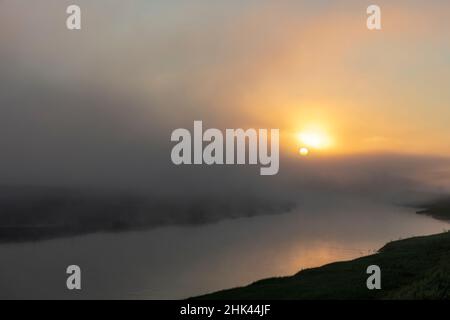 Nebliger Sonnenaufgang über dem Little Missouri River im Theodore Roosevelt National Park, North Dakota, USA. Stockfoto