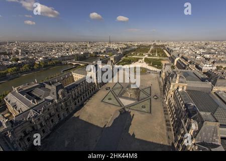 FRANKREICH. PARIS (75) LOUVRE MUSEUM (LUFTAUFNAHME). Die Pyramide über dem Sully-Pavillon Stockfoto