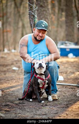 Die Zeltstadt in Lakewood, NJ, hat rund 70 Einwohner. Aus allen Gesellschaftsschichten leben die Bewohner am Rande und versuchen mit Spenden, allen Ansprüchen und Einfallsreichtum zuzuzuzuzuzukommen. Stockfoto