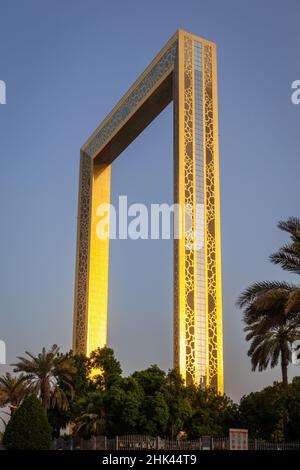 Dubai, VAE, 24.09.21. Dubai Rahmen während der goldenen Stunde mit Palmen um, architektonisches Wahrzeichen von Dubai, dem größten Rahmen der Welt. Stockfoto