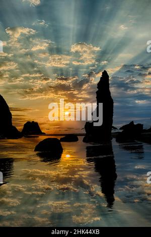 Die Meeresschächte wurden bei Sonnenuntergang in Bandon Beach, Oregon, USA, geschildet Stockfoto