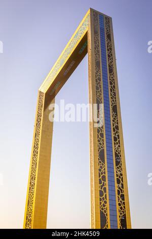 Dubai, VAE, 24.09.21. Dubai Frame dekorative goldene Fassade, architektonisches Wahrzeichen von Dubai, der größte Rahmen der Welt gegen violetten Himmel, golden Stockfoto