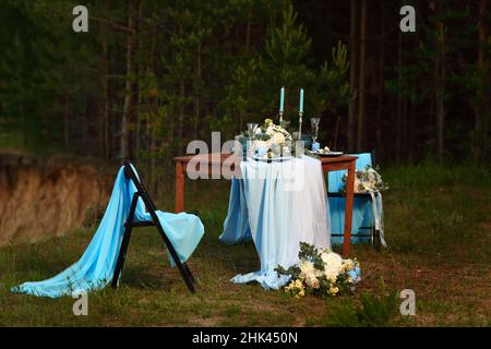 Festlicher Tisch in Blautönen Stockfoto