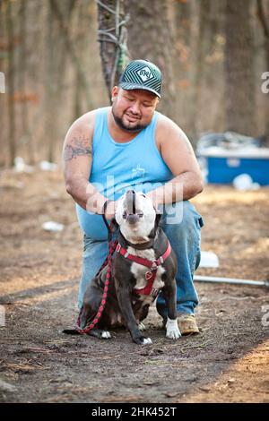 Die Zeltstadt in Lakewood, NJ, hat rund 70 Einwohner. Aus allen Gesellschaftsschichten leben die Bewohner am Rande und versuchen mit Spenden, allen Ansprüchen und Einfallsreichtum zuzuzuzuzuzukommen. Stockfoto