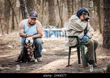 Bis 2014 war Lakewood Tent City die Heimat von etwa zwanzig Menschen, die sonst obdachlos wären. Im Juli 2014 wurden die Bewohner gewaltsam vertrieben und die provisorischen Zelte und Hütten abgerissen. Joey (mit dem Hund Petey) wurde in eine vorübergehende Wohnung verlegt. Er leidet an Diabetes und verlässt sich auf Almosen. Der Hund Petey wurde von der Polizei angeschossen, als sie das Lager leerten. Stockfoto