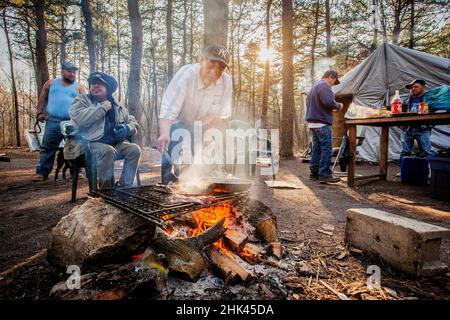 Die Zeltstadt in Lakewood, NJ, hat rund 70 Einwohner. Aus allen Gesellschaftsschichten leben die Bewohner am Rande und versuchen mit Spenden, allen Ansprüchen und Einfallsreichtum zuzuzuzuzuzukommen. Stockfoto