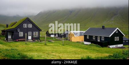 Typisches kleines Dorf auf den Färöern. Tradicional faroese grasbedeckten Häusern im Dorf Bour. Vagar, Färöer. Stockfoto