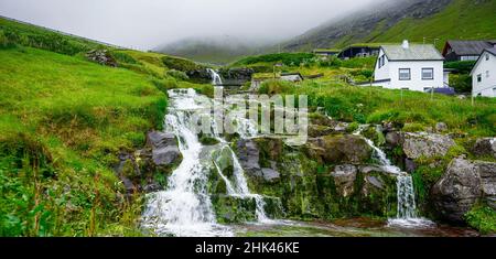 Typisches kleines Dorf auf den Färöern. Tradicional faroese grasbedeckten Häusern im Dorf Bour. Vagar, Färöer. Stockfoto