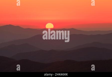 USA; Nordamerika; Tennessee; Great Smoky Mountain NP; Sonnenuntergang hinter Schichten der Berge bei Clingman's Dome. Stockfoto