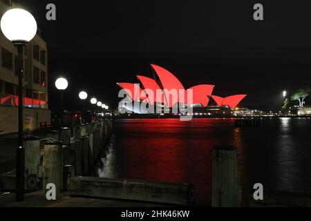 Sydney, Australien. 2nd. Februar 2022. Das Opernhaus von Sydney wurde um 8:40pm in Rot beleuchtet, um das Mondneujahr zu feiern. Kredit: Richard Milnes/Alamy Live Nachrichten Stockfoto