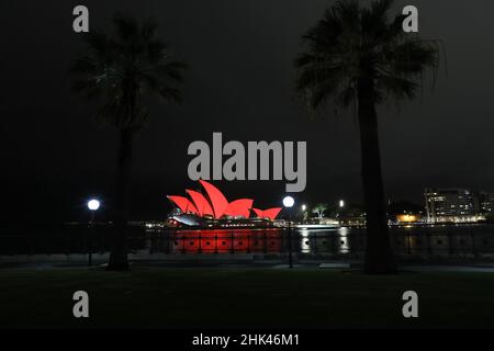 Sydney, Australien. 2nd. Februar 2022. Das Opernhaus von Sydney wurde um 8:40pm in Rot beleuchtet, um das Mondneujahr zu feiern. Kredit: Richard Milnes/Alamy Live Nachrichten Stockfoto