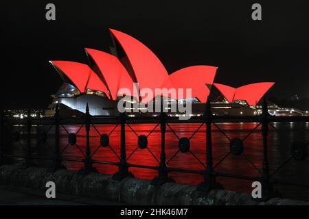 Sydney, Australien. 2nd. Februar 2022. Das Opernhaus von Sydney wurde um 8:40pm in Rot beleuchtet, um das Mondneujahr zu feiern. Kredit: Richard Milnes/Alamy Live Nachrichten Stockfoto