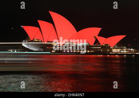 Sydney, Australien. 2nd. Februar 2022. Das Opernhaus von Sydney wurde um 8:40pm in Rot beleuchtet, um das Mondneujahr zu feiern. Kredit: Richard Milnes/Alamy Live Nachrichten Stockfoto