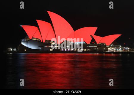 Sydney, Australien. 2nd. Februar 2022. Das Opernhaus von Sydney wurde um 8:40pm in Rot beleuchtet, um das Mondneujahr zu feiern. Kredit: Richard Milnes/Alamy Live Nachrichten Stockfoto